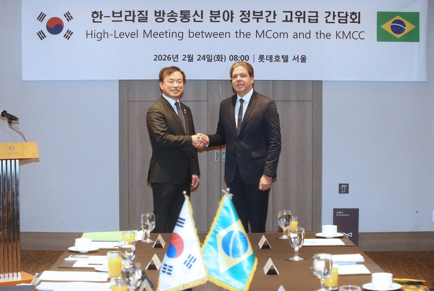 본문 이미지 - 김종철 방송미디어통신위원회 위원장(왼쪽)과 프레데리쿠 지 시케이라 필류 브라질 통신부 장관이 24일 서울에서 '한-브라질 방송통신 분야 정부간 고위급 간담회’를 갖고 기념촬영 하고 있다.(방미통위 제공)