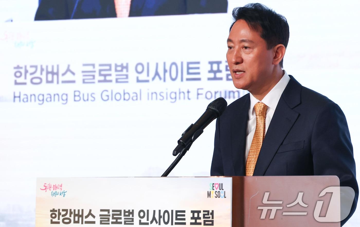본문 이미지 - 오세훈 서울시장이 24일 서울 마포구 호텔나루 서울 엠갤러리에서 열린 한강버스 글로벌 인사이트 포럼에서 인사말을 하고 있다. 2026.2.24 ⓒ 뉴스1 최지환 기자