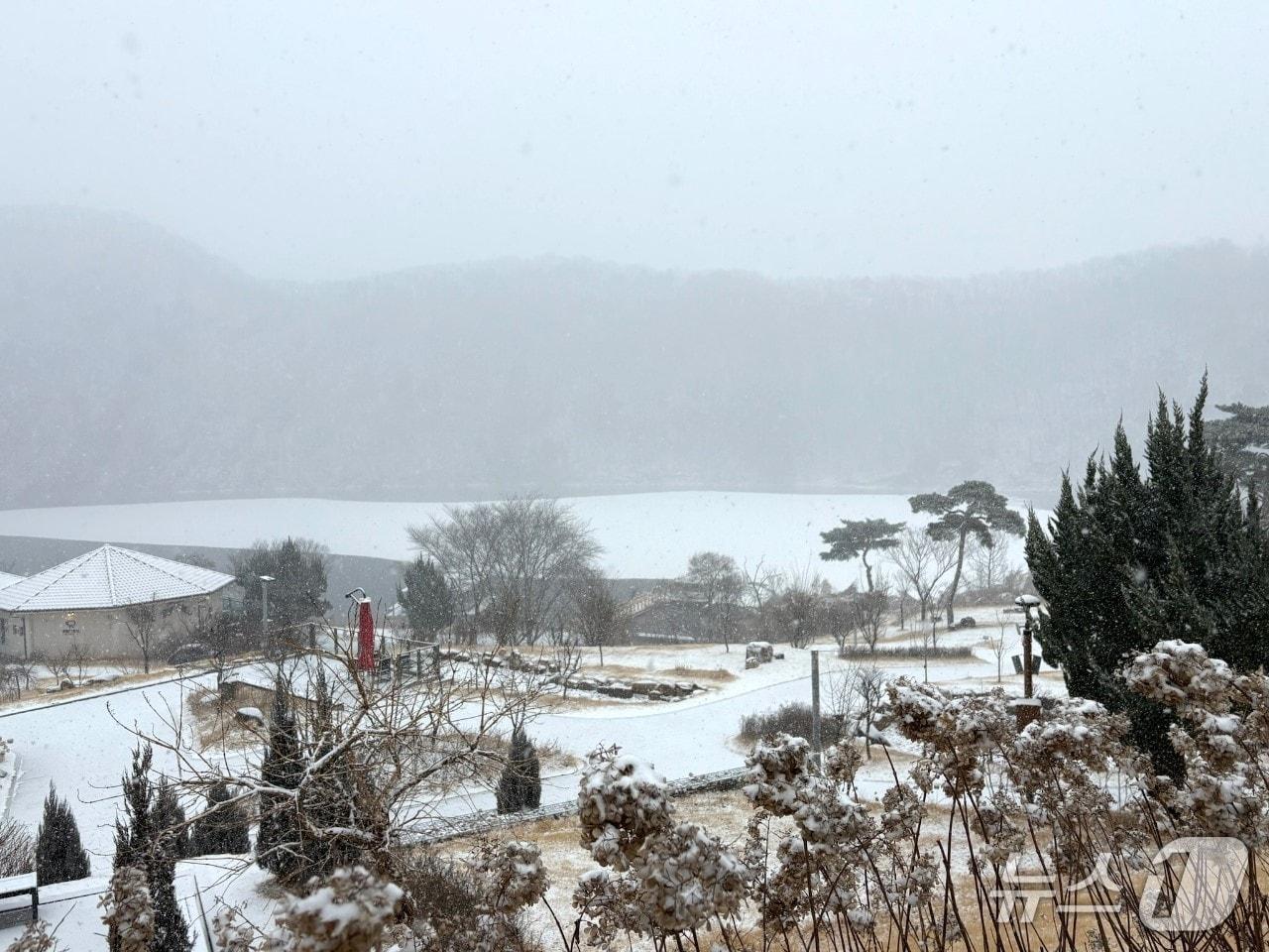 본문 이미지 - 24일 오전 충북 옥천군의 대청호 친환경 도선 계류장이 위치한 장계관광지 일대 대청호가 꽁꽁 얼어 붙었다. (재판매 및 DB금지) /뉴스1