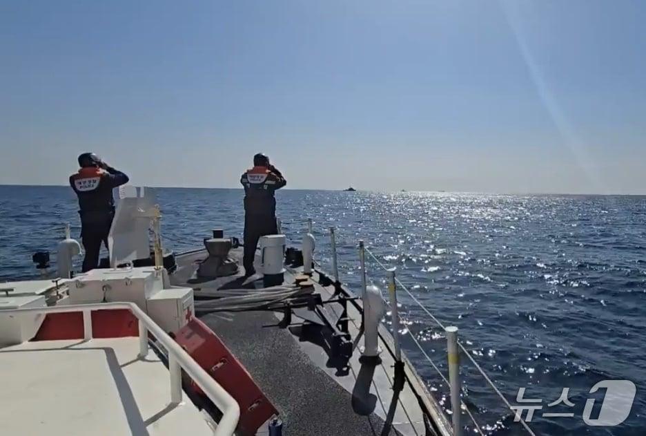 본문 이미지 - 23일 울산 앞바다에서 조업 중이던 멸치잡이 배에서 어선 사무장이 실종돼 해경이 수색 작업을 벌이고 있다.(울산해경 제공. 재판매 및 DB금지)/뉴스1