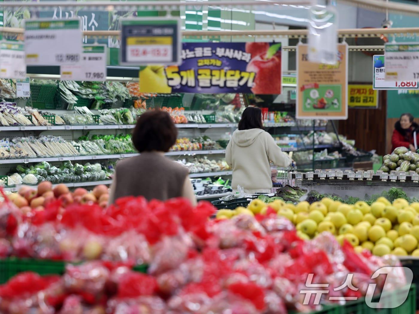 본문 이미지 - 서울 시내 한 대형마트 농축산물 코너에서 시민들이 장을 보고 있다. ⓒ 뉴스1 