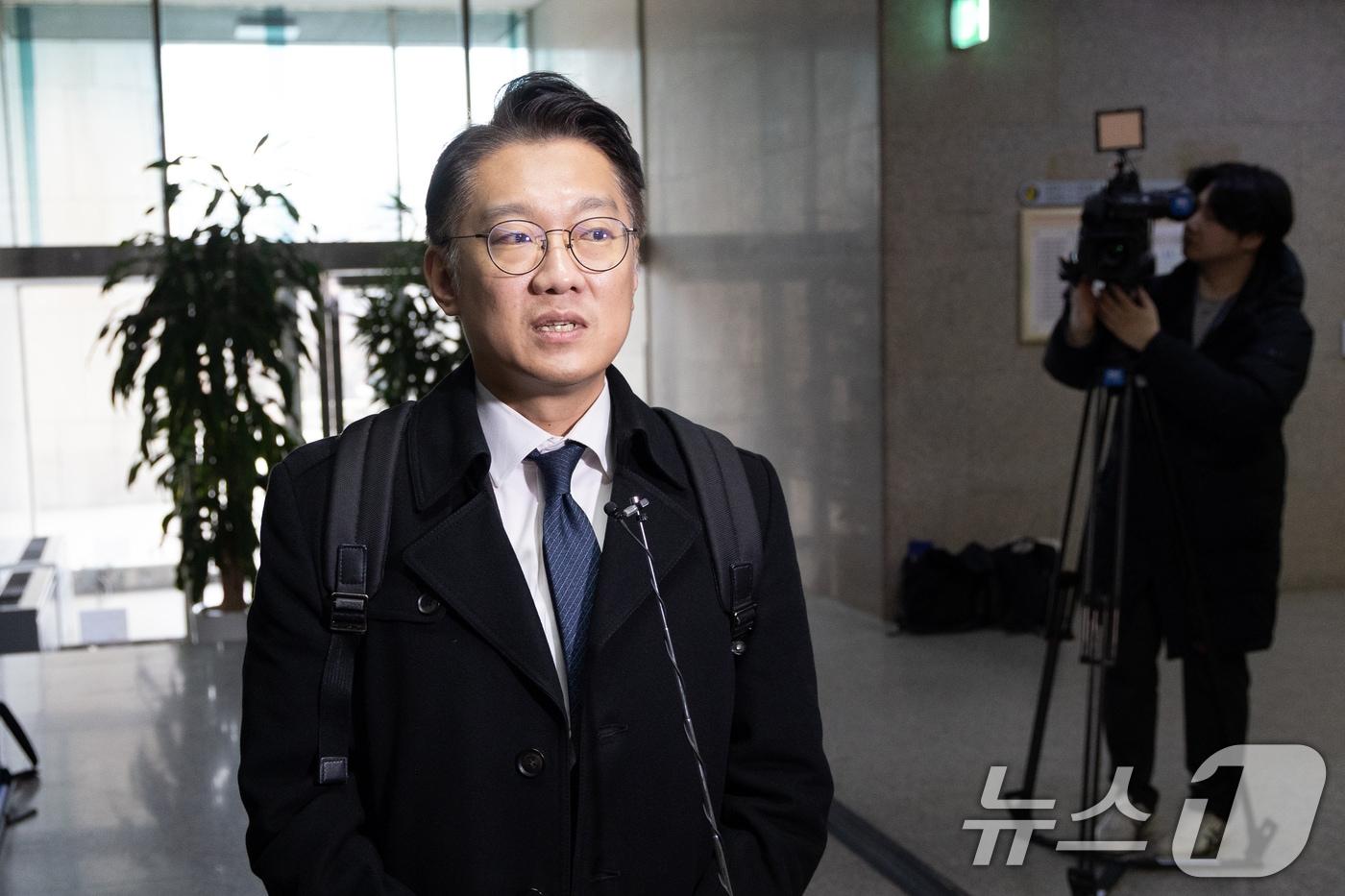 본문 이미지 - 김남준 전 청와대 대변인이 지난 24일 서울 여의도 국회에서 정청래 더불어민주당 대표와 면담을 마치고 취재진의 질문에 답하고 있다. 2026.2.24 ⓒ 뉴스1 이승배 기자