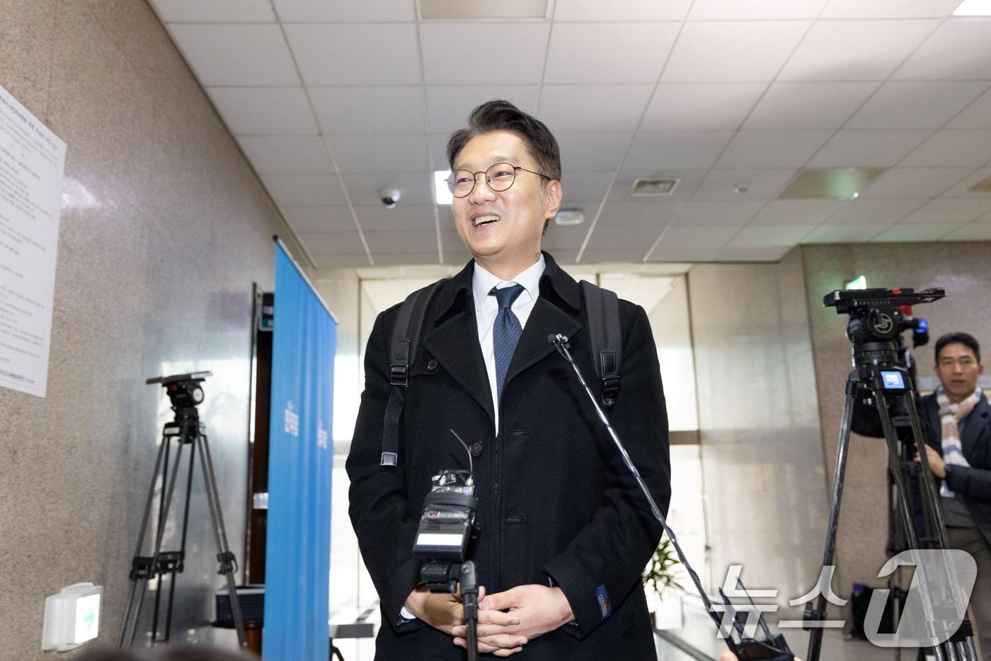 본문 이미지 - 김남준 전 청와대 대변인이 24일 서울 여의도 국회에서 정청래 더불어민주당 대표와 면담을 마치고 취재진의 질문에 답하고 있다. 2026.2.24 ⓒ 뉴스1 이승배 기자