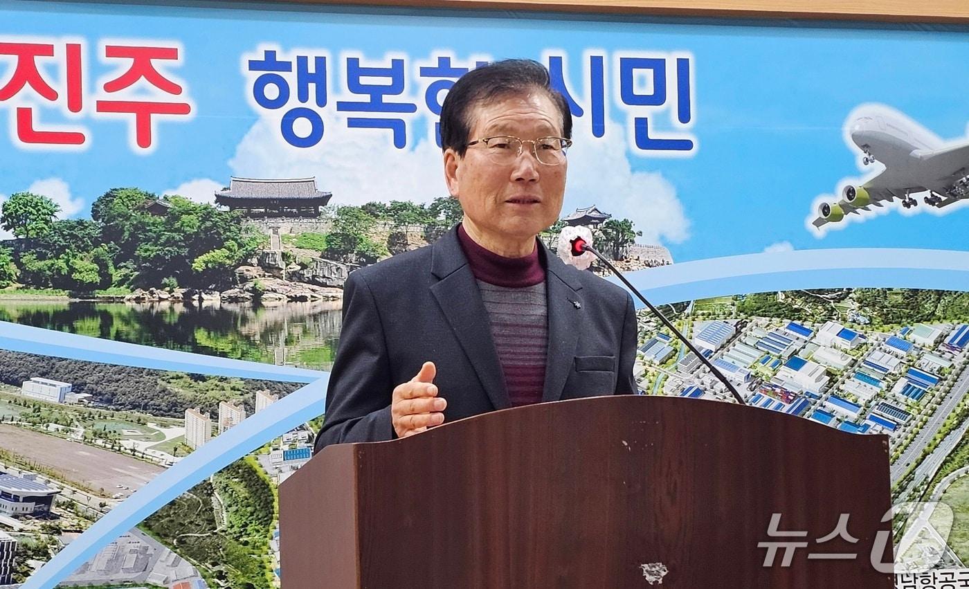 본문 이미지 - 강갑중 국민의힘 진주시장 예비후보가 24일 진주시청 브리핑룸에서 기자회견을 열고 공약을 발표하고 있다. 2026.2.24/뉴스1 한송학기자