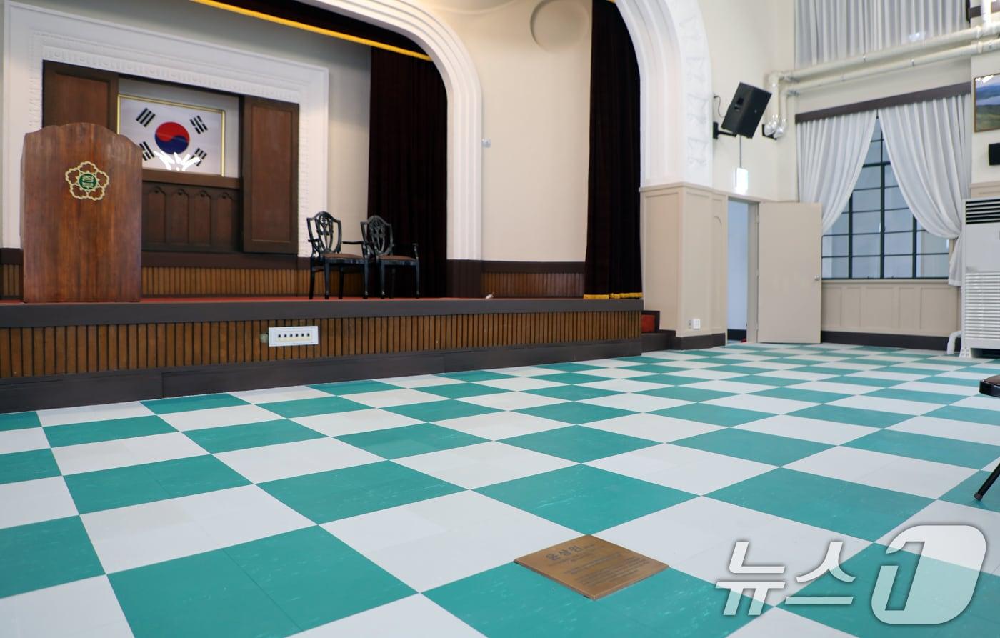 본문 이미지 - 24일 옛 전남도청 회의실 2층 강당에 윤상원 열사의 시신이 발견된 장소에 이름팻말이 새겨져 있다. 2026.2.24 ⓒ 뉴스1 이수민 기자