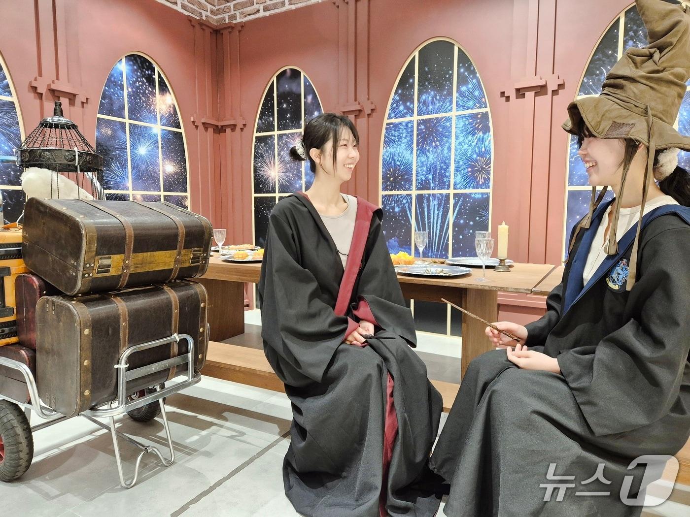 본문 이미지 - 롯데백화점 부산본점 위자드몰 팝업 포토존에서 방문객들이 사진을 찍고 있다.(롯데백화점 부산본점 제공. 재판매 및 DB 금지)