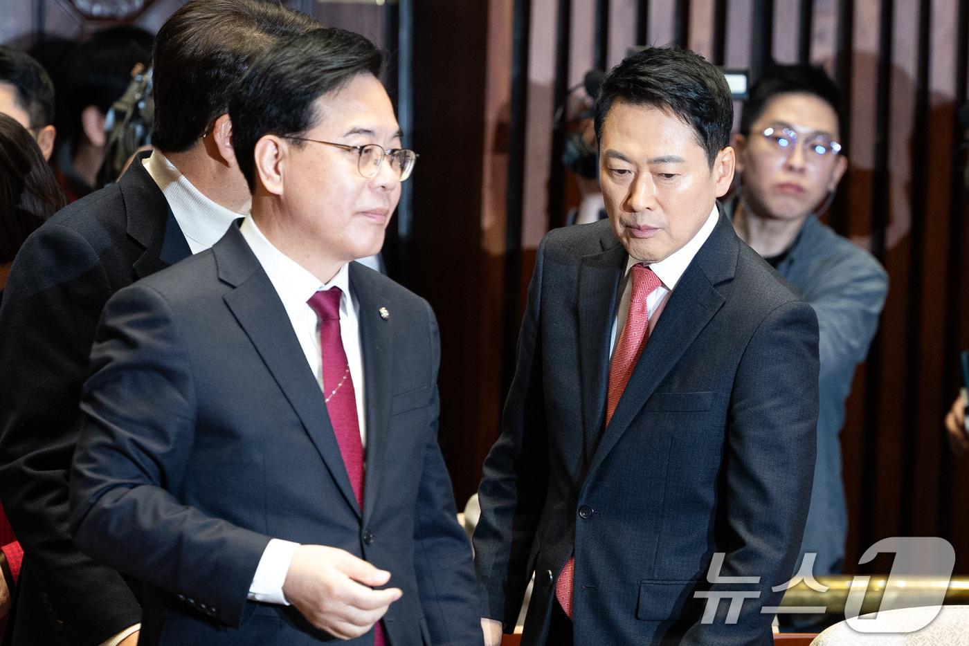 본문 이미지 - 장동혁 국민의힘 대표와 송언석 원내대표가 자난 2월 24일 서울 여의도 국회에서 열린 의원총회에 참석하고 있다. 2026.2.24 ⓒ 뉴스1 유승관 기자