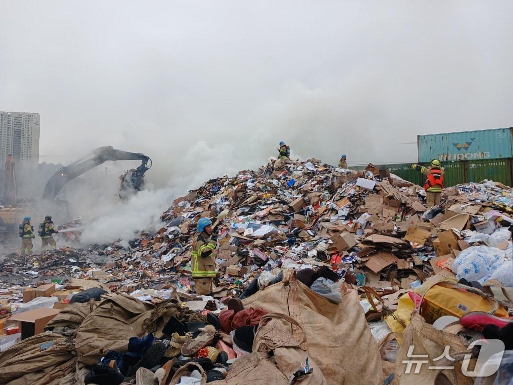 본문 이미지 - 24일 오전 8시 40분쯤 인천시 남동구 고잔동의 한 고물상에서 화재가 발생했다.(인천소방본부 제공. 재배포 및 DB금지)2026.2.24/뉴스1