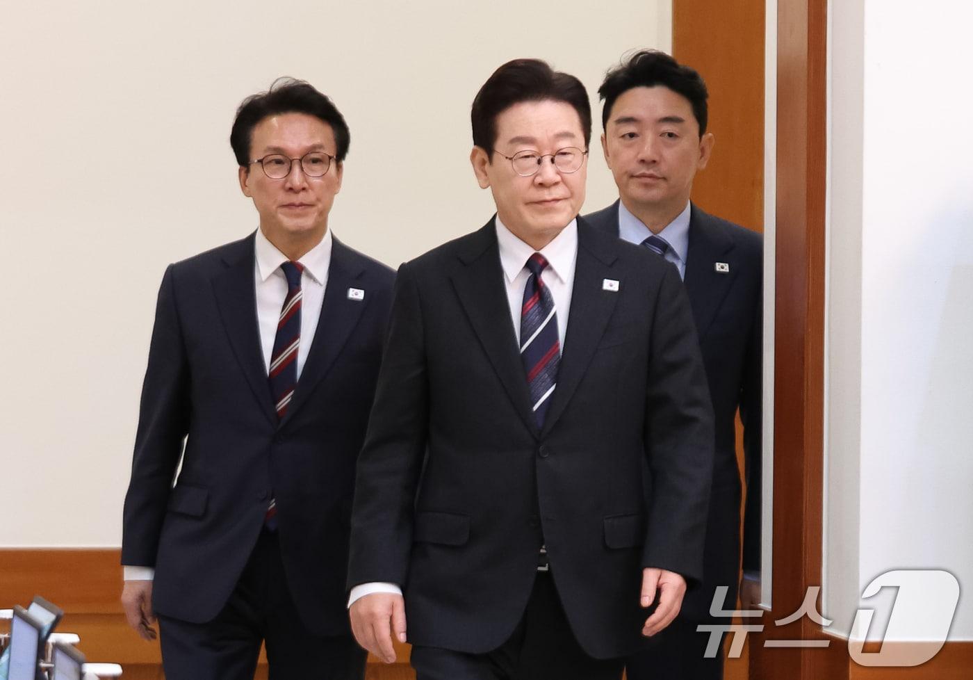 본문 이미지 - 이재명 대통령과 김민석 국무총리, 강훈식 비서실장이 24일 청와대에서 열린 국무회의에 입장하고 있다. 2026.2.24 ⓒ 뉴스1 허경 기자