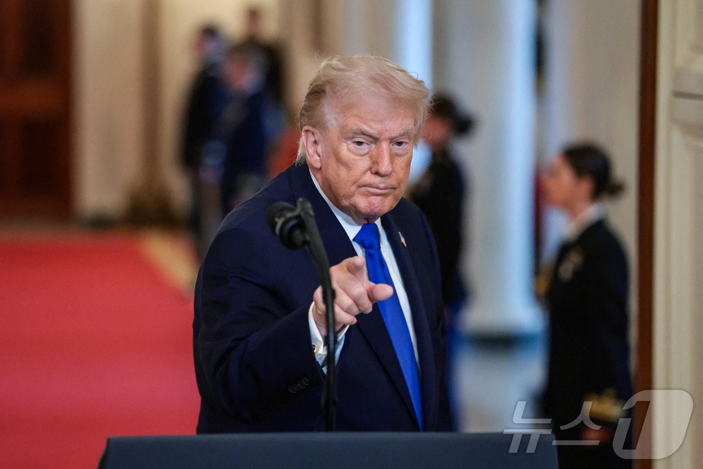 본문 이미지 - 도널드 트럼프 미국 대통령이 23일(현지시간) 백악관에서 열린 '엔젤 패밀리(불법 체류자의 범죄로 가족을 잃은 유가족)' 추모 행사에 참석했다. 2026.02.23 ⓒ 로이터=뉴스1