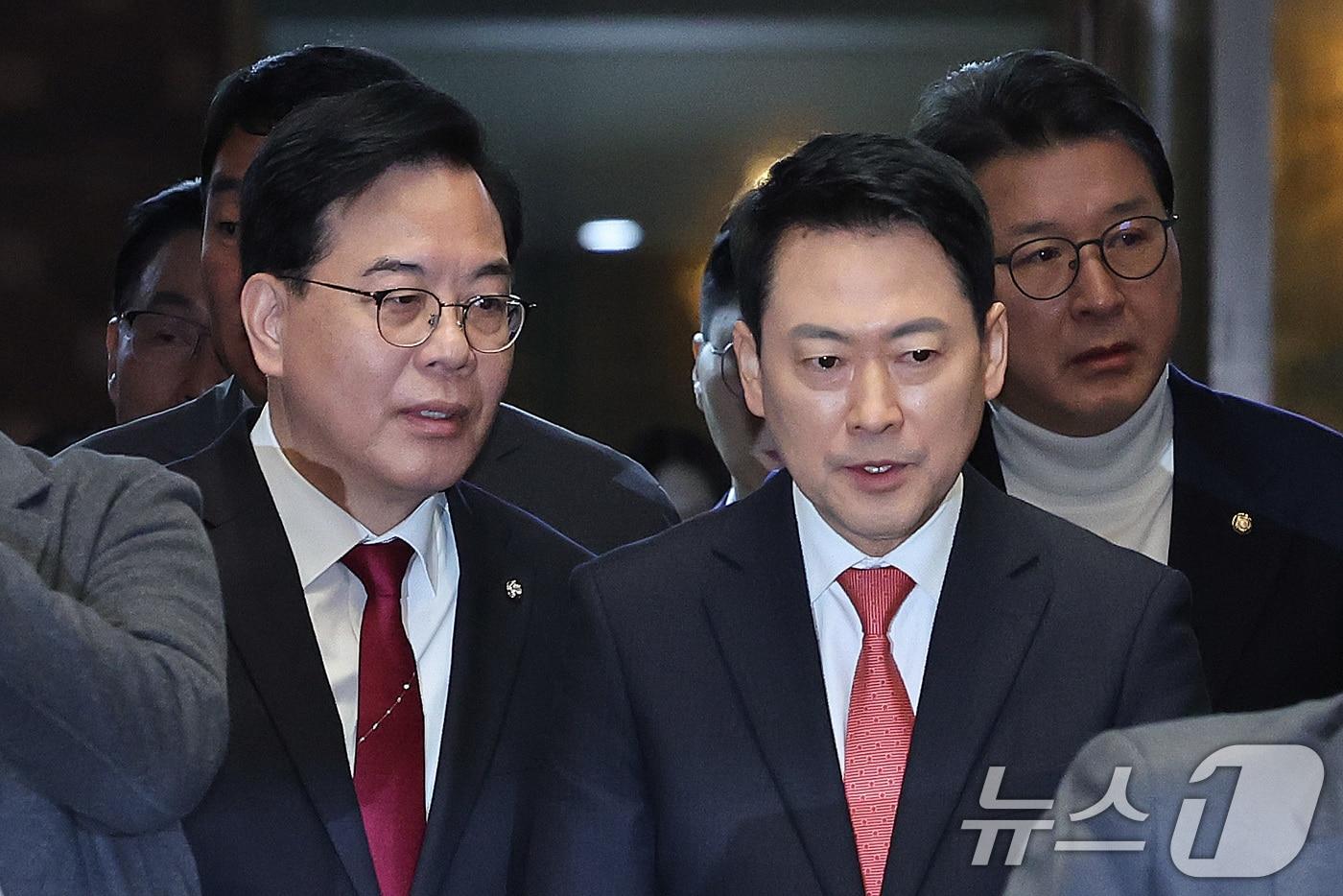 본문 이미지 - 장동혁 국민의힘 원내대표와 송언석 원내대표가 24일 서울 여의도 국회에서 열린 의원총회에서 대화하고 있다. 2026.2.24 ⓒ 뉴스1 신웅수 기자