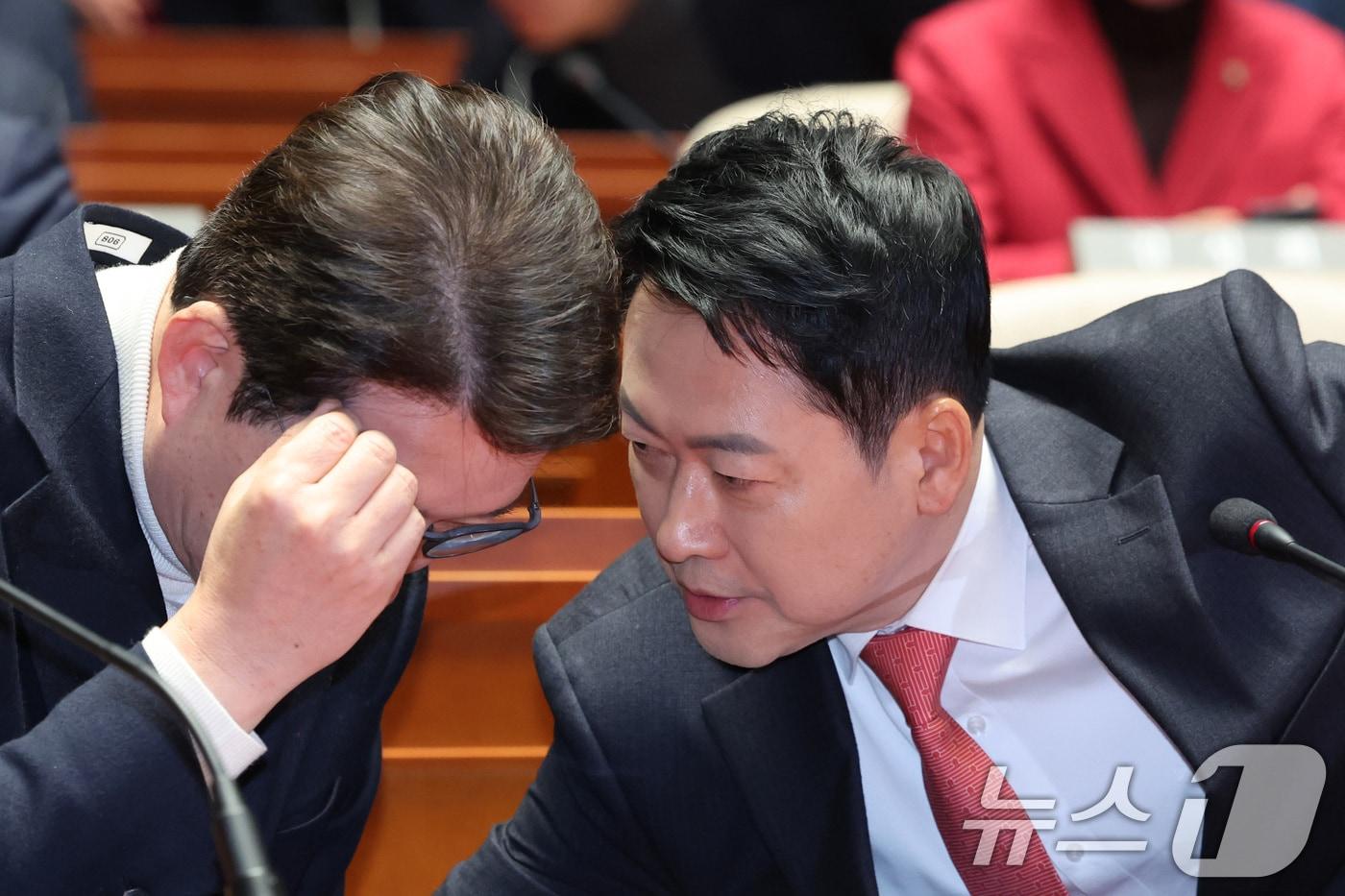 본문 이미지 - 장동혁 국민의힘 원내대표와 신동욱 최고위원이 24일 서울 여의도 국회에서 열린 의원총회에서 대화하고 있다. 2026.2.24 ⓒ 뉴스1 신웅수 기자
