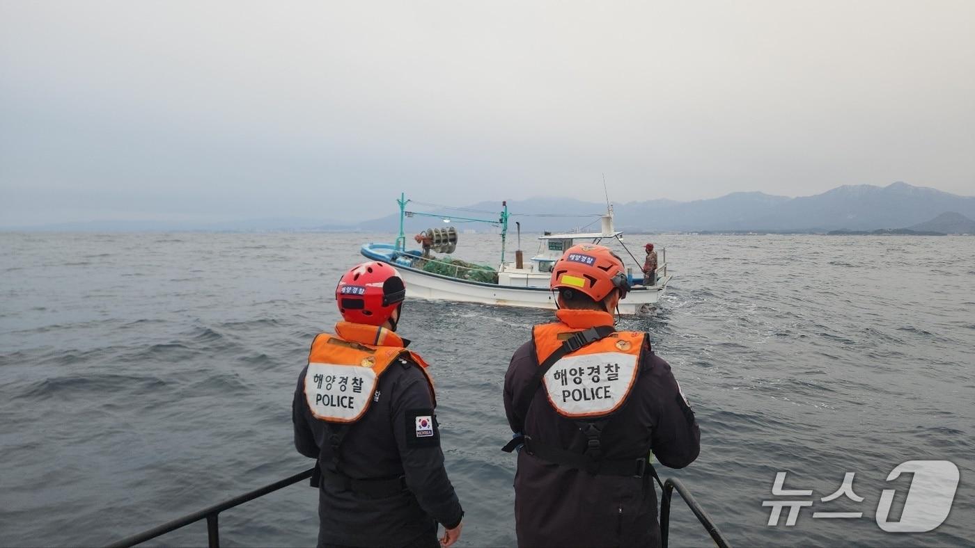 본문 이미지 - 24일 오전 강원 고성 오호항 인근 해상 표류 어선 구조하는 속초해경.(속초해경 제공, 재판매 및 DB 금지) 2026.2.24/뉴스1