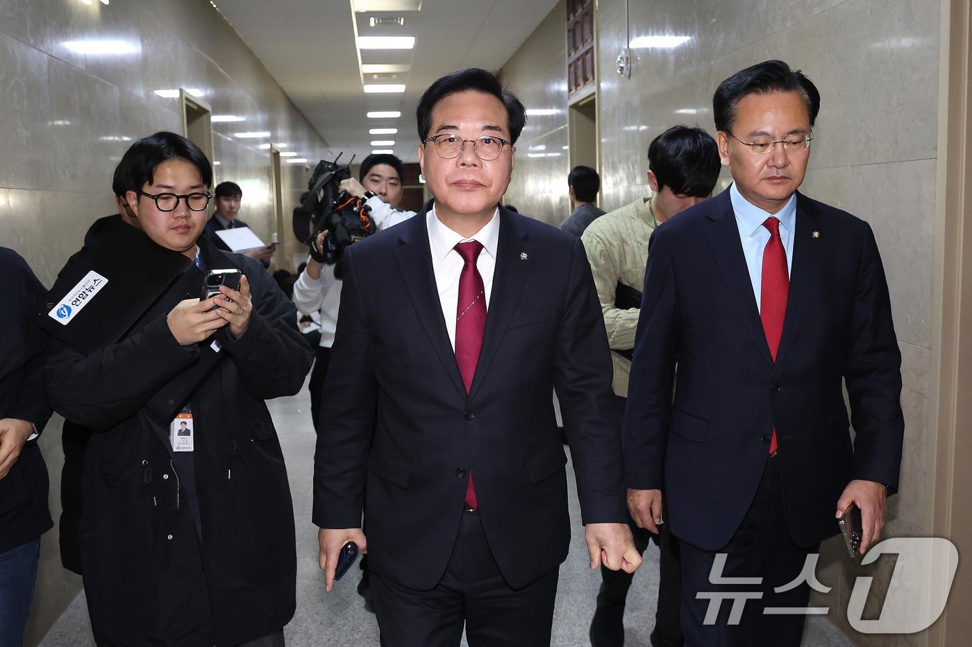 본문 이미지 - 송언석 국민의힘 원내대표가 24일 서울 여의도 국회에서 여야 원내대표 회동을 마친 후 회동장을 나서고 있다. 2026.2.24 ⓒ 뉴스1 신웅수 기자