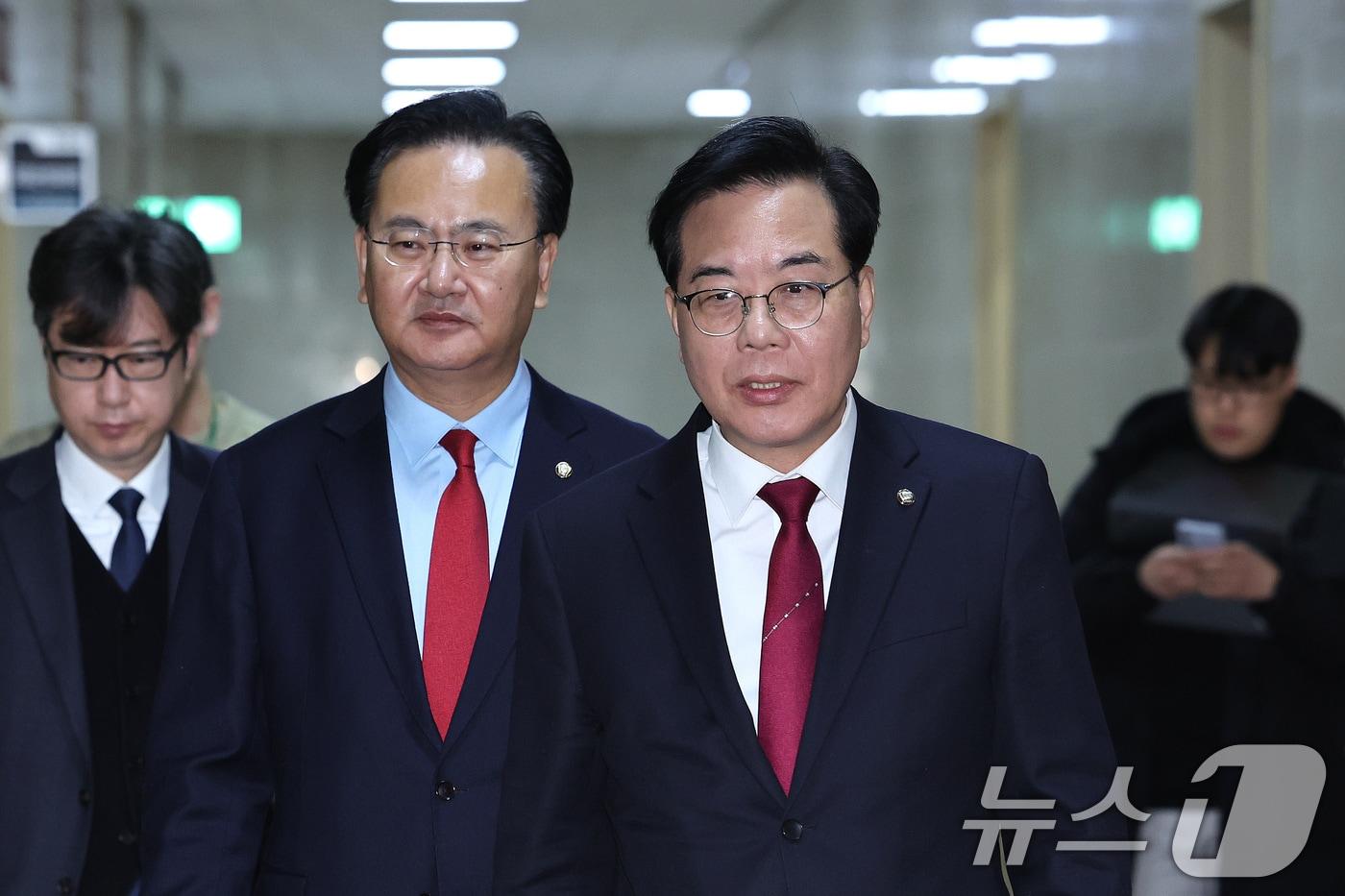 본문 이미지 - 송언석 국민의힘 원내대표가 24일 서울 여의도 국회에서 열린 여야 원내대표 회동에 참석하고 있다. 2026.2.24 ⓒ 뉴스1 신웅수 기자