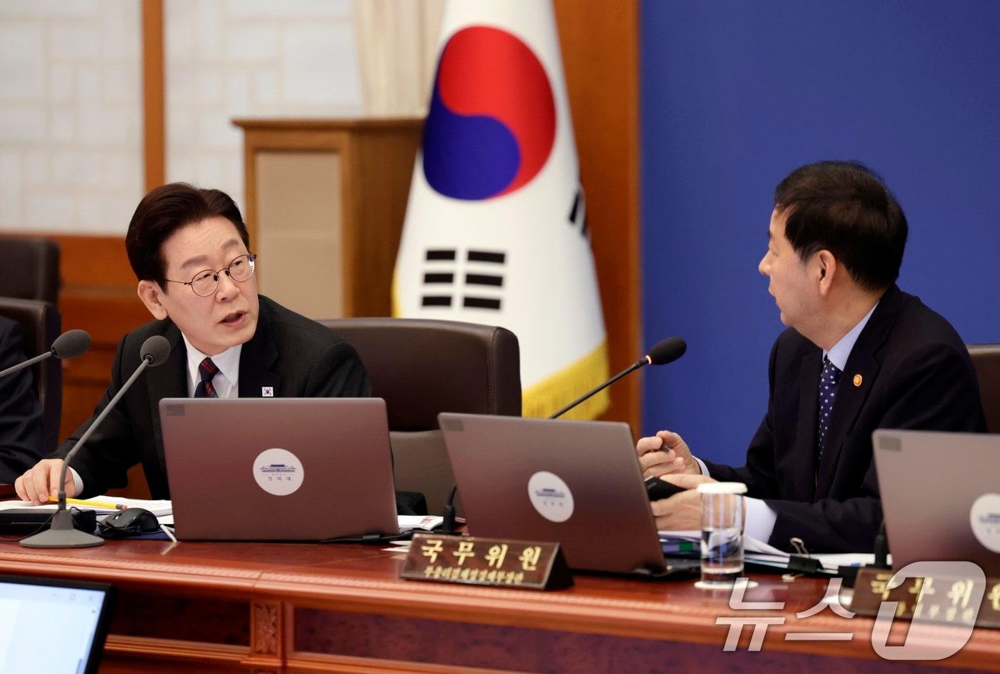 본문 이미지 - 이재명 대통령이 24일 청와대에서 열린 국무회의에서 발언을 하고 있다. 2026.2.24 ⓒ 뉴스1 허경 기자