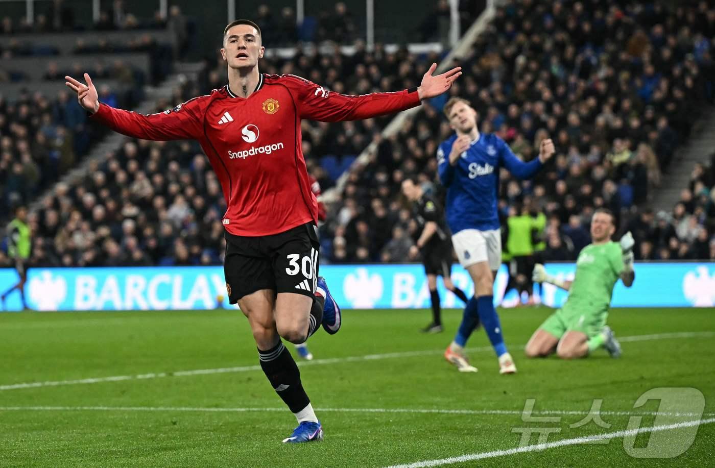 본문 이미지 - 맨체스터 유나이티드 공격수 베냐민 세슈코가 24일(한국시간) 열린 2025-26 EPL 에버턴전에서 후반 26분 결승 골을 터뜨려 팀의 1-0 승리를 이끌었다. ⓒ AFP=뉴스1