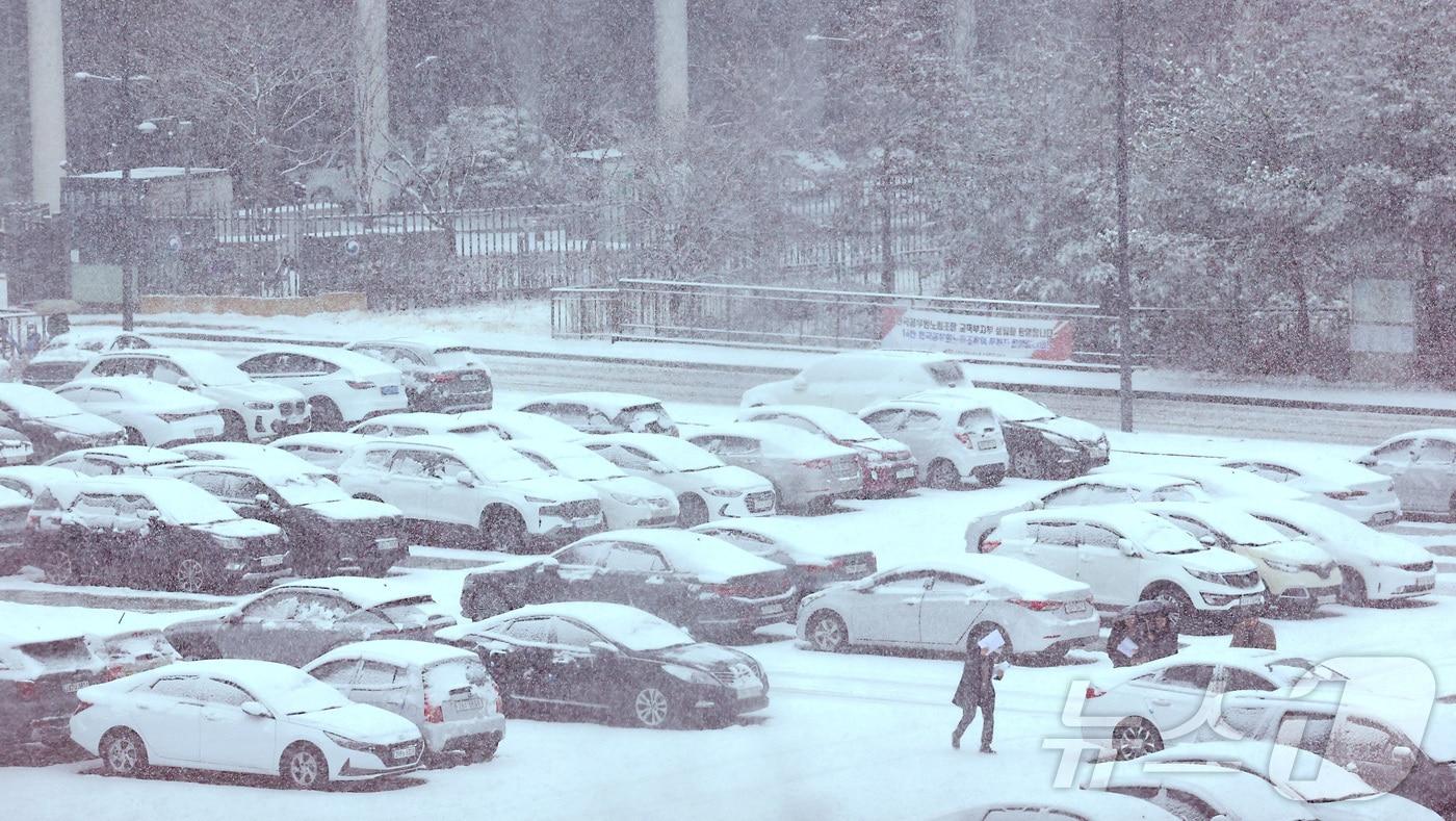 본문 이미지 - 대전·세종·충남 남부권에 대설주의보가 발효된 24일 세종시 정부세종청사에 주차된 차량들에 눈이 쌓이고 있다. 2026.2.24 ⓒ 뉴스1 김기남 기자