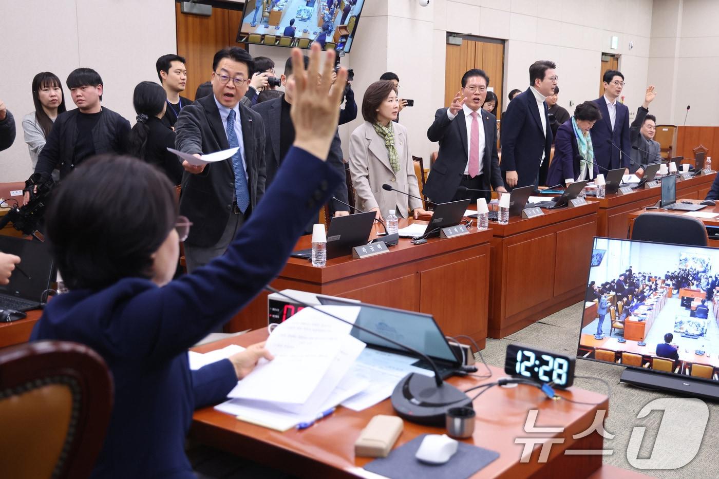 본문 이미지 - 국민의힘 의원들이 24일 서울 여의도 국회에서 열린 법제사법위원회 전체회의에서 전남광주통합특별시 설치를 위한 특별법안(대안)에 대한 거수 표결에 항의하고 있다. 2026.2.24 ⓒ 뉴스1 신웅수 기자