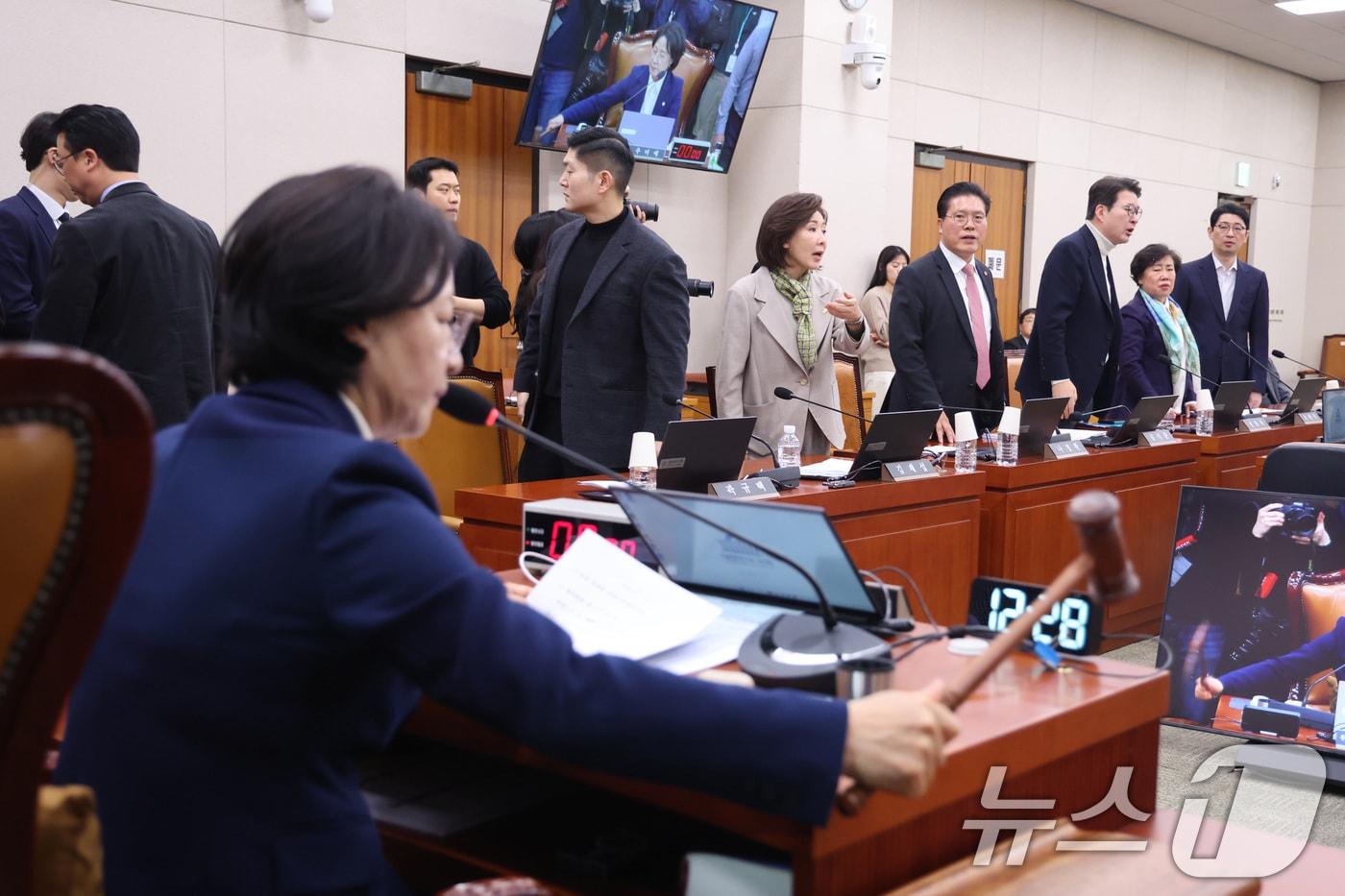 본문 이미지 - 국민의힘 의원들이 지난 24일 서울 여의도 국회에서 열린 법제사법위원회 전체회의에서 전남광주통합특별시 설치를 위한 특별법안(대안)이 통과되자 퇴장하고 있다. 2026.2.24 ⓒ 뉴스1 신웅수 기자