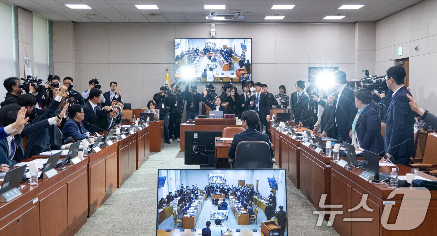 본문 이미지 - 24일 서울 여의도 국회에서 열린 제432회국회(임시회) 법제사법위원회 제4차 전체회의에서 전남광주통합특별시 설치를 위한 특별법안(대안)에 대한 거수 표결이 진행되자 국민의힘 위원들이 항의하고 있다. 2026.2.24 ⓒ 뉴스1 이승배 기자