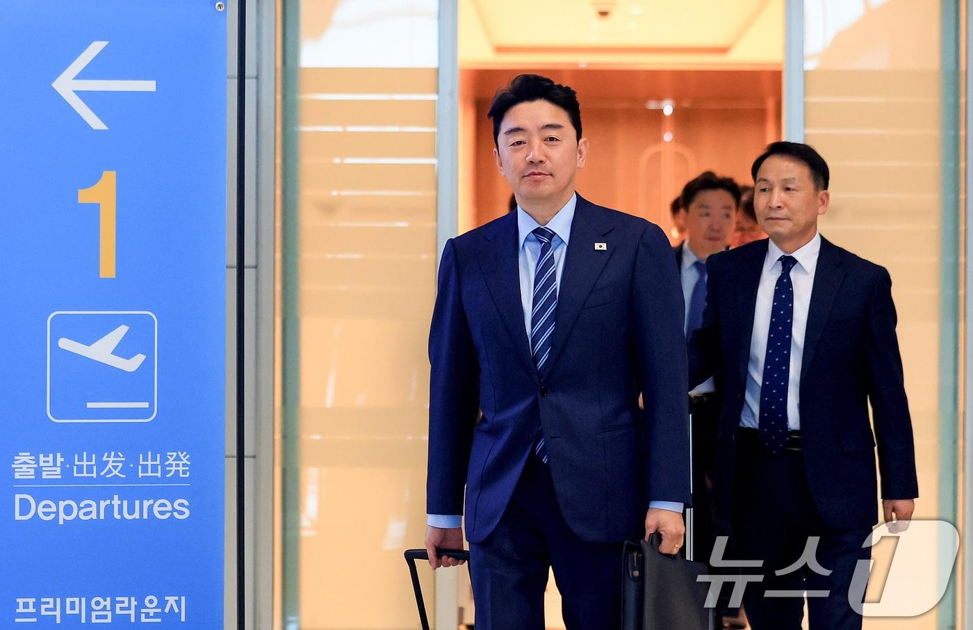 본문 이미지 - 전략경제협력 대통령 특사 자격으로 강훈식 대통령비서실장이 24일 인천공항 제2터미널에서 아랍에미리트(UAE) 두바이로 출국하고 있다. 강 특사는 APEC 계기 정상회담과 UAE 국빈방문의 후속조치 및 실무협의와 칼둔 행정청장 방한에 대한 답방을 위해 1박 3일간 전략경제협력 대통령 특사로 출국한다. 2026.2.24 ⓒ 뉴스1 이호윤 기자