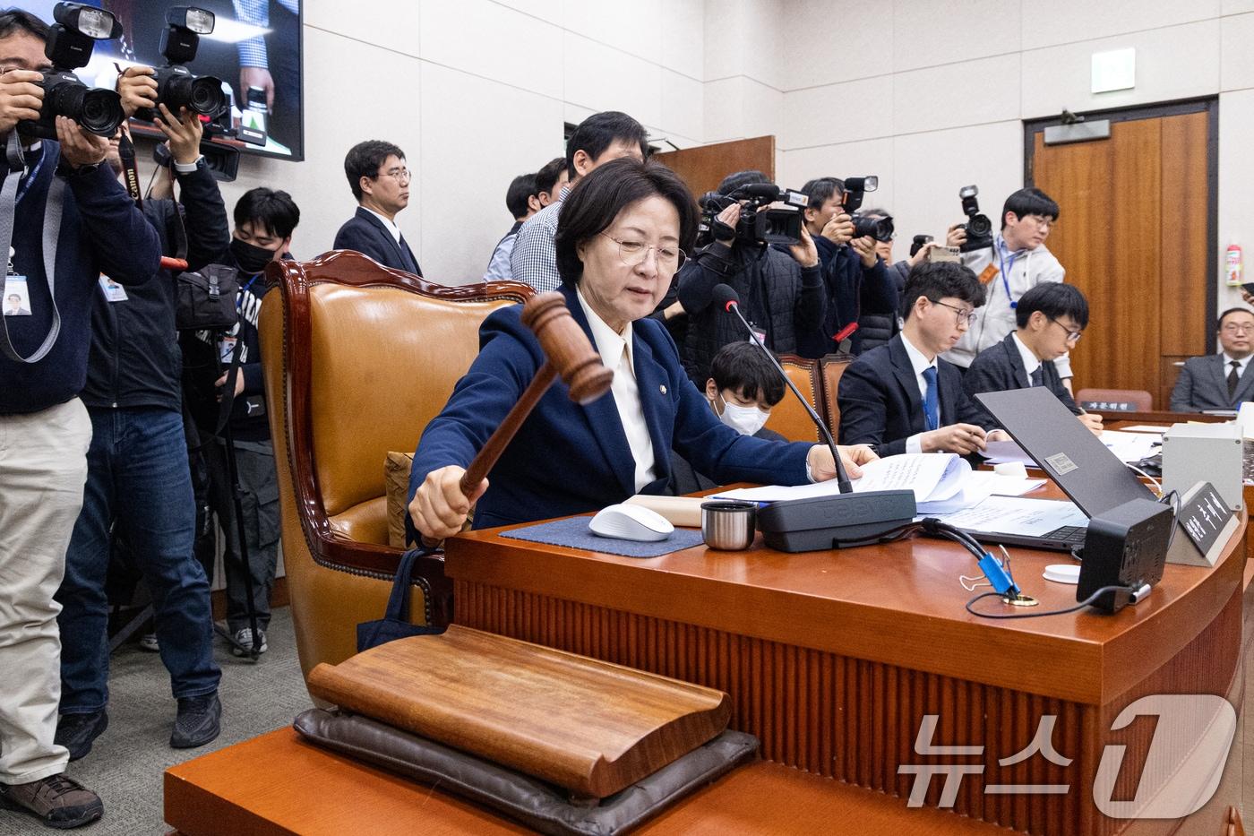 본문 이미지 - 24일 서울 여의도 국회에서 열린 제432회국회(임시회) 법제사법위원회 제4차 전체회의에서 추미애 위원장이 '전남·광주 통합 법안' 통과 의사봉을 두드리고 있다. 2026.2.24 ⓒ 뉴스1 이승배 기자