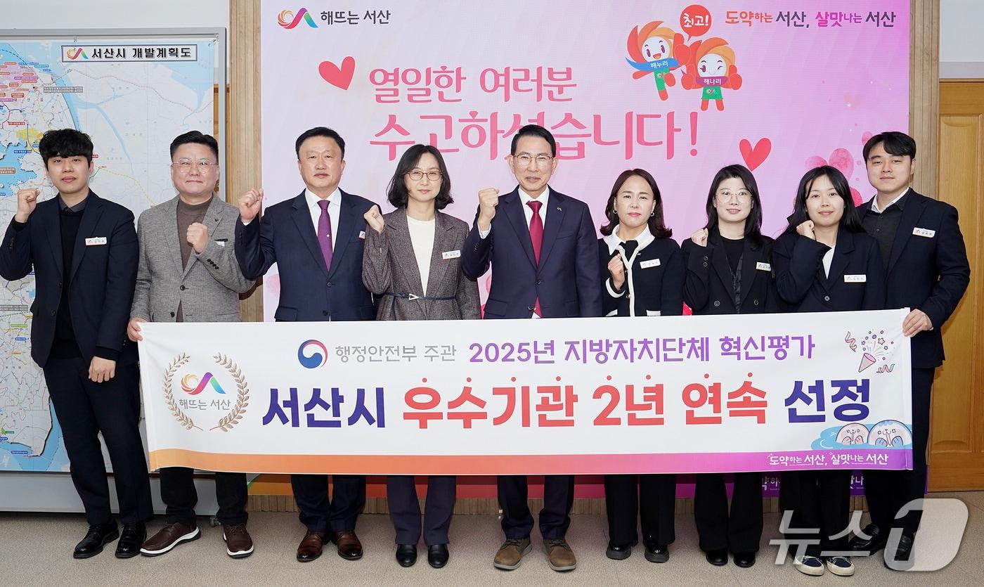 본문 이미지 - 이완섭 서산시장(왼쪽 다섯 번째)과 관계 공무원들이 시청 시장실에서 ‘2025년 지방자치단체 혁신평가’ 우수기관에 선정된 것을 축하하며 기념촬영을 하고 있다.(서산시 제공. 재판매 및 DB금지)2026.2.24/뉴스1