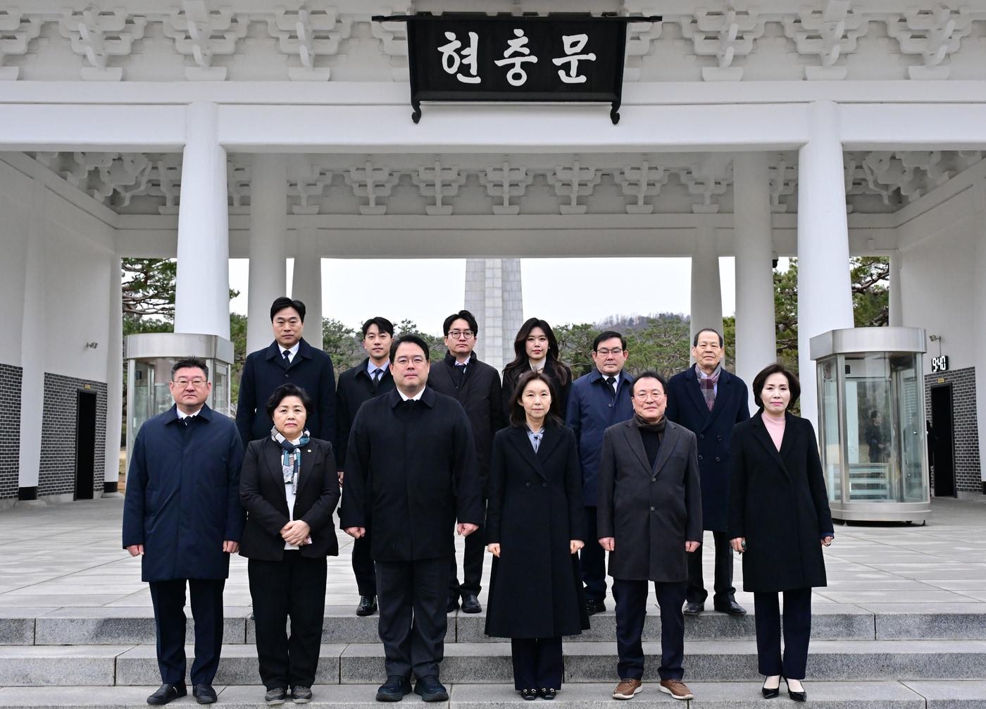 본문 이미지 - 서울시의회 의원 현충원 참배(서울시의회 제공)