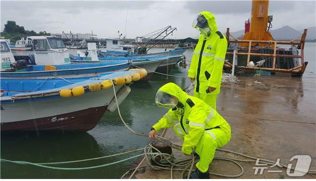 본문 이미지 - 기상 악화에 대비해 해경이 계류된 선박의 홋줄을 정비하는 모습 (해경 제공. 재판매 및 DB금지)