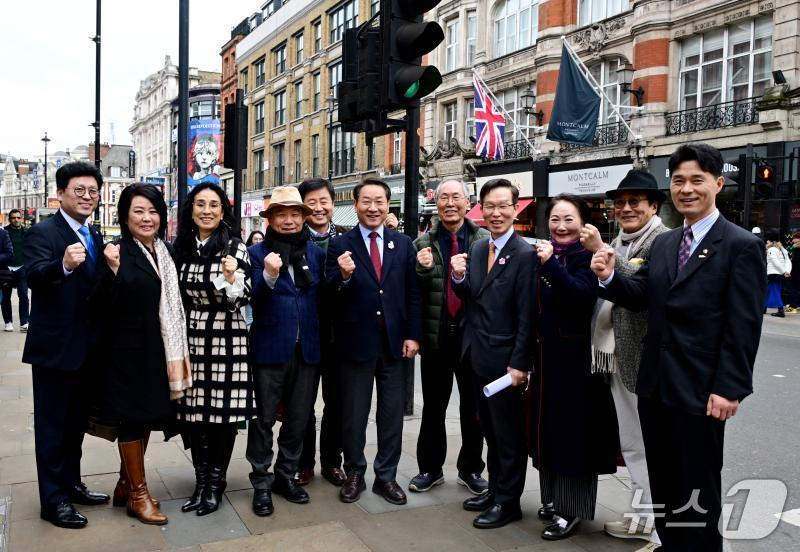 본문 이미지 - 유정복 인천시장이 23일(현지시간) 영국 런던에서 유럽한인총연합회 유제헌 명예회장 및 연합회 임원들과 간담회를 갖고 기념촬영을 하고 있다. (인천시 제공.재판매 및 DB금지)
