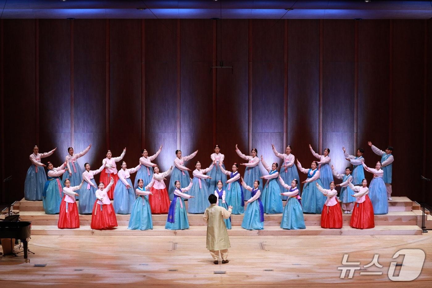 본문 이미지 - 부산시립소년소녀합창단이 공연을 진행하고 있다.(부산문화회관 제공. 재판매 및 DB금지)