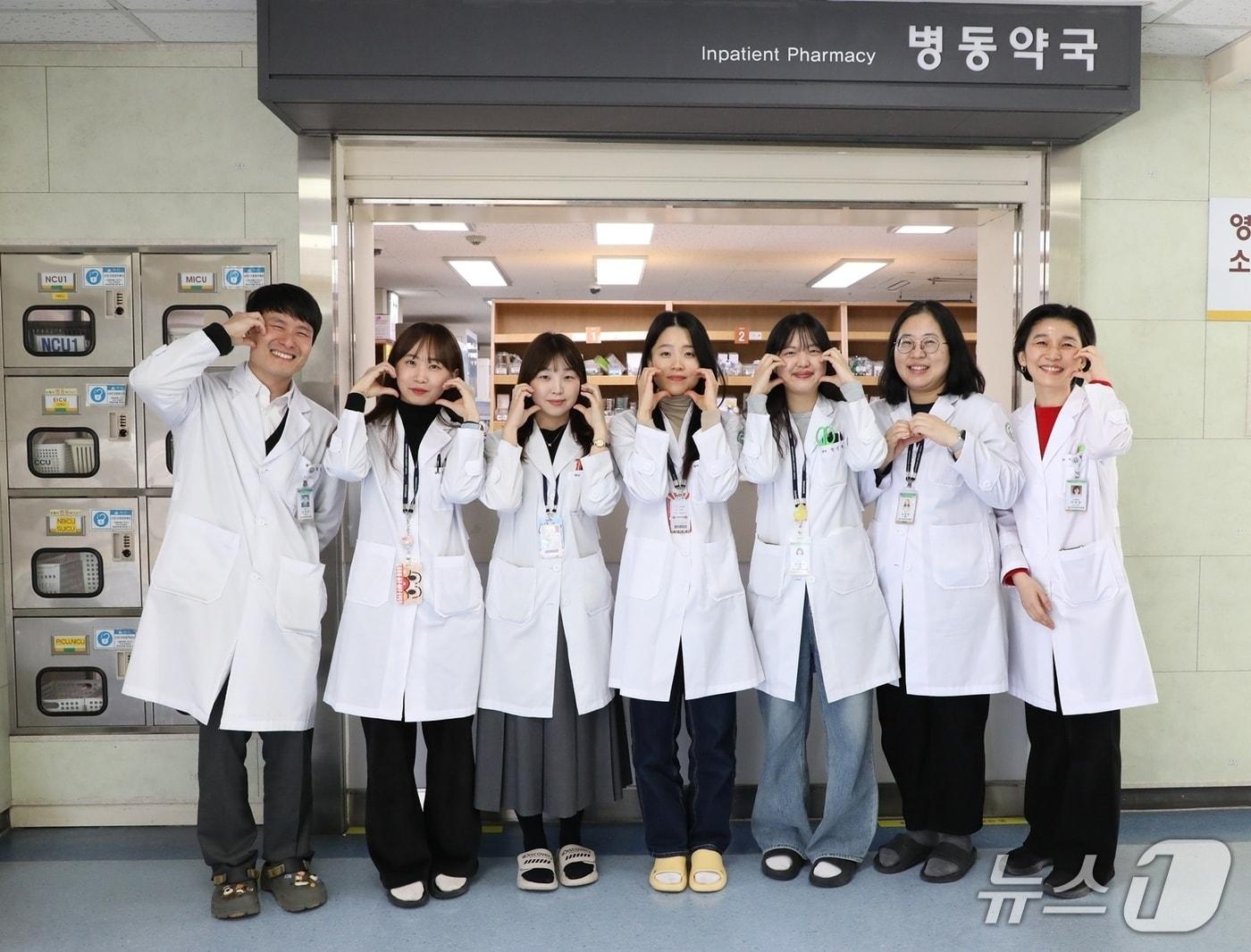 본문 이미지 - 국가전문약사 시험에 합격한 전남대학교병원 약제부 약사들이 병원에서 기념촬영을 하고 있다.(전남대병원 제공. 재판매 및 DB 금지) 2026.2.24