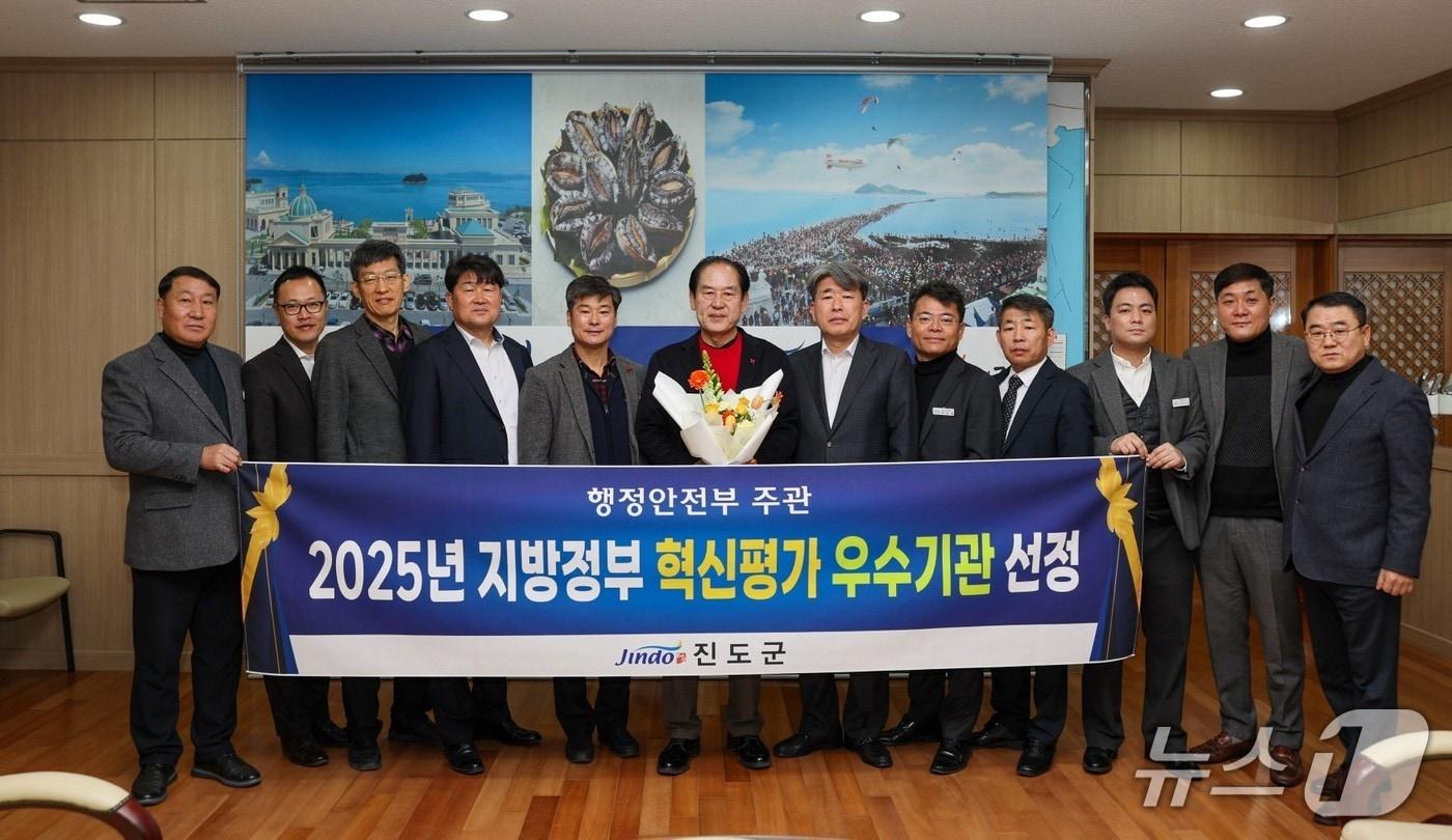 본문 이미지 - 김희수 진도군수  등 진도군 관계자들이 기념사진을 찍고 있다.(진도군 제공, 재판매 및 DB 금지)/뉴스1