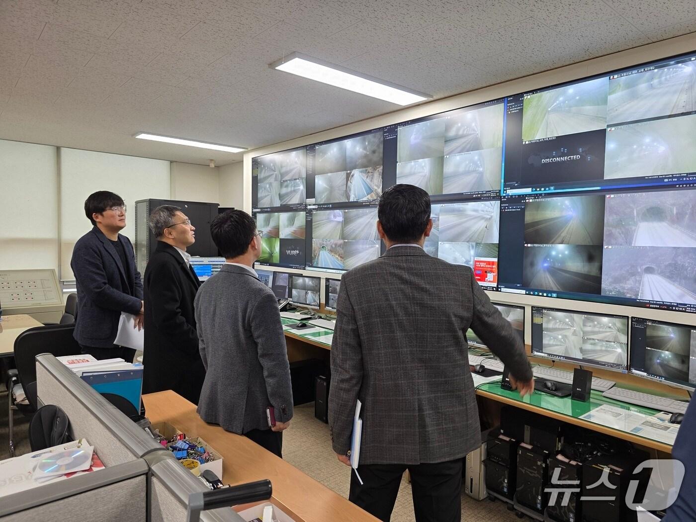 본문 이미지 - 24일 최정일 전북도 건설교통국장 등 관계자들이 순창군 소재 도로관리사업소를 찾아 해빙기 안전관리 강화를 강조하고 있다.(전북도 제공. 재판매 및 DB금지)/뉴스1