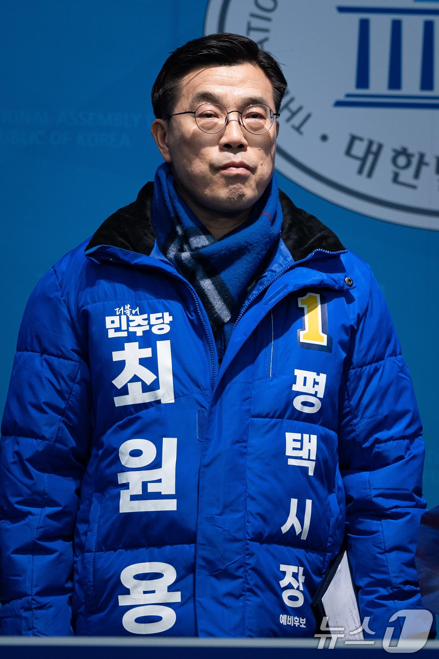 본문 이미지 - 최원용 평택시장 예비후보가 24일 서울 여의도 국회 소통관에서 열린 이재명 대통령 경기도지사 시절 복심 4인방 지방선거 시장 출마 기자회견에 참석하고 있다. 2026.2.24 ⓒ 뉴스1 유승관 기자