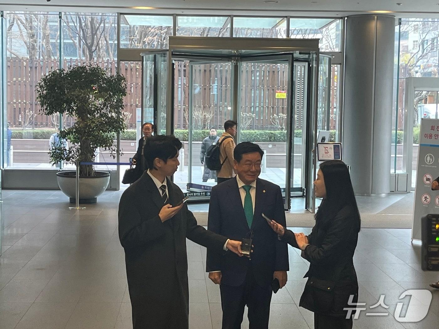 본문 이미지 - 이찬희 삼성 준법감시위원회 위원장이 24일 서울 서초구 삼성생명에서 열린 4기 준범감시위원회 정례회의에 참석하기 전 취재진의 질문에 답하고 있다. 2026.2.24/뉴스1