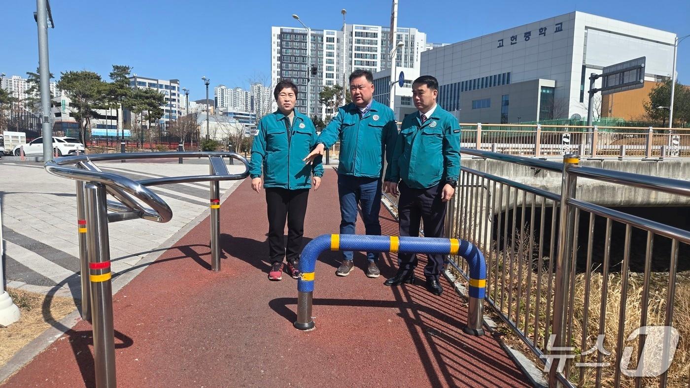 본문 이미지 - 울산 북구의회 박재완·손옥선·박정환 의원은 24일 송정동 부근 하천 산책로를 찾아 현장 점검을 실시했다.(울산 북구의회 제공. 재판매 및 DB금지)/뉴스1