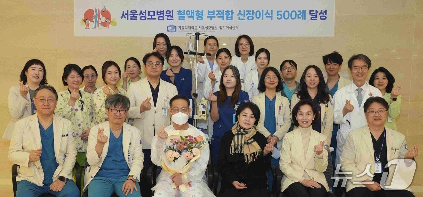본문 이미지 - 가톨릭대학교 서울성모병원 장기이식센터 신장이식팀은 혈액형 부적합 신장이식 500례를 성공적으로 시행하며 (혈관이식외과 박순철 교수, 주치의 신장내과 정병하 교수) 환자의 퇴원을 축하하고 건강을 기원하는 자리를 2월 24일에 가졌다.(가톨릭대학교 서울성모병원 제공)