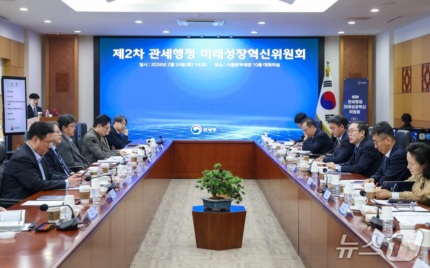 본문 이미지 - 이명구 관세청장(오른쪽 세번째)이 관세행정 혁신 전략에 대해 논의하고 있다. (관세청 제공.재판매 및 DB금지)/뉴스1