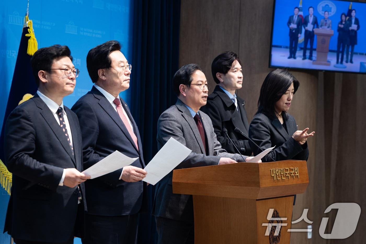 본문 이미지 - 국회 대미투자특별법 처리를 위한 특별위원회 국민의힘 의원들이 24일 서울 여의도 국회 소통관에서 대미투자특별법 최우선 처리 및 정부 여당의 악법 단독 강행처리 중단 성명 기자회견을 하고 있다. 왼쪽부터 강명구, 박상웅, 박수영, 박성훈 의원. 2026.2.24 ⓒ 뉴스1 유승관 기자