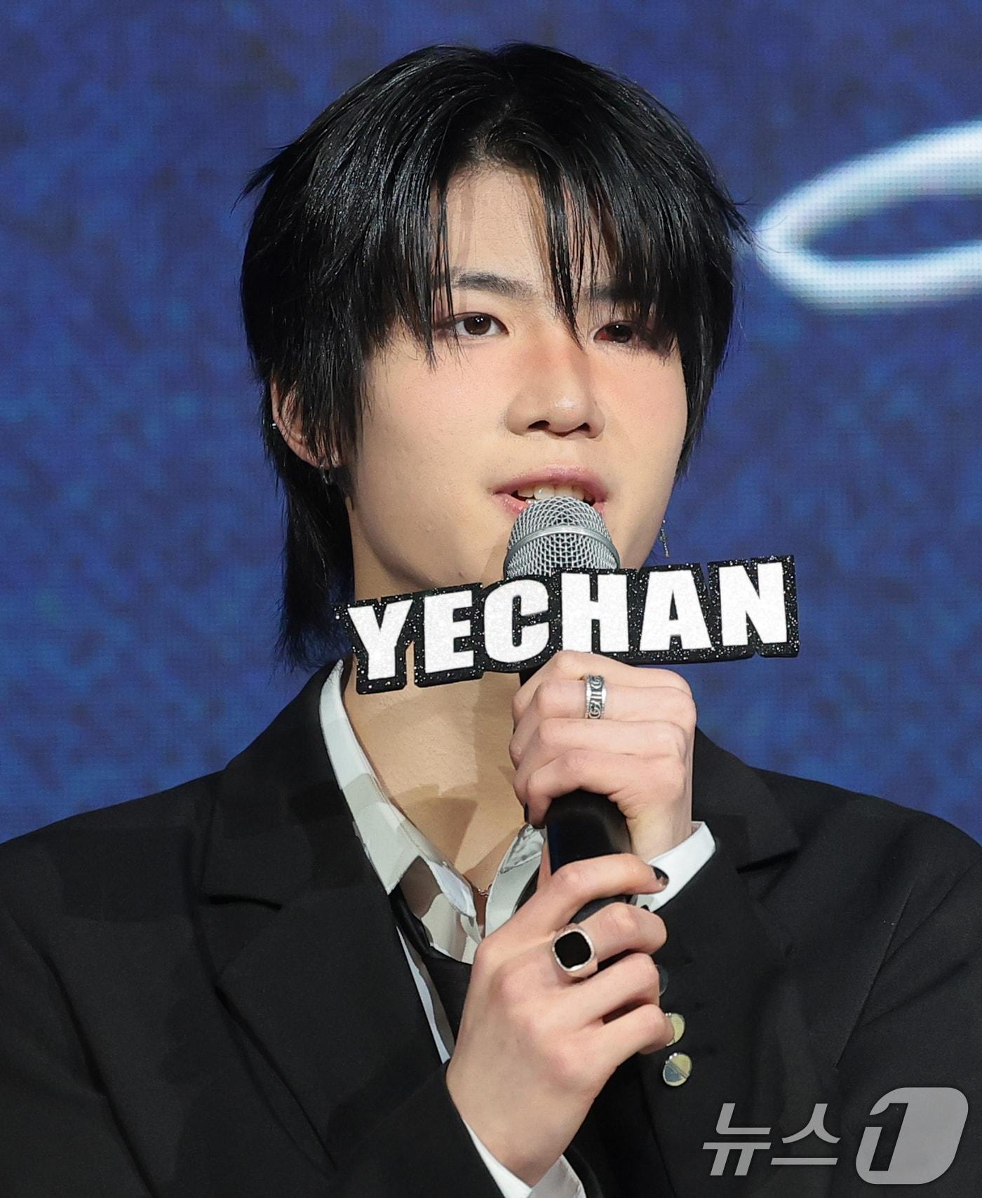 본문 이미지 - ChoCo1 염예찬이 24일 오후 서울 마포구 쇼킹케이팝센터에서 열린 초코엔터 패밀리 앨범 ‘ChoCo La Familia’ 발매 기념 쇼케이스에서 인사를 하고 있다. 2026.2.24 ⓒ 뉴스1 권현진 기자