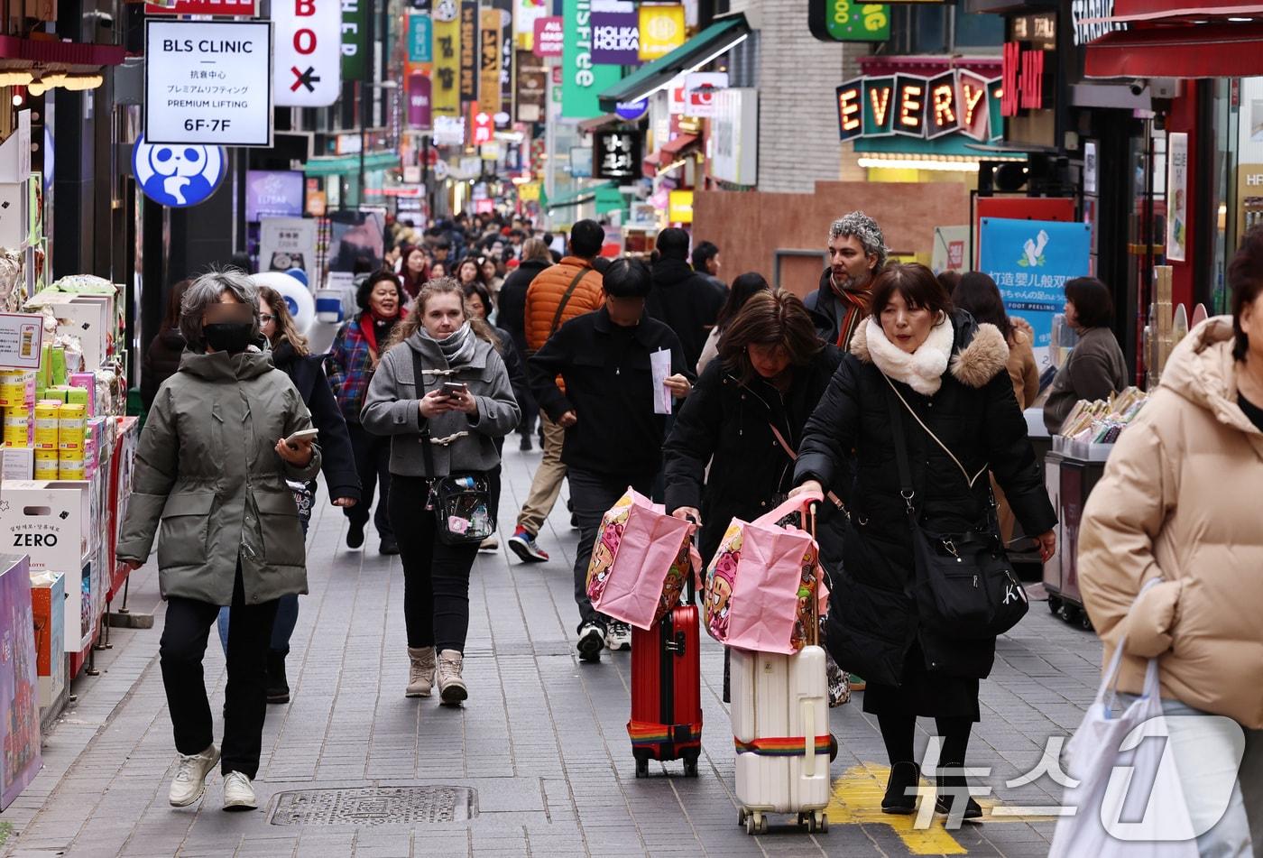 본문 이미지 - 24일 서울 명동거리에서 외국인 관광객들이 여행을 즐기고 있다. 이재명 대통령은 이날 청와대에서 열린 국무회의에서 "관광객 80%가 서울에 편중되는 불균형에서 벗어나야 한다＂며 ＂지방주도, 지방 중심으로 관광산업 대전환이 이뤄지면 좋겠다＂고 말했다. 2026.2.24 ⓒ 뉴스1 구윤성 기자
