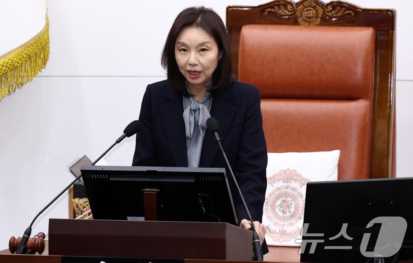 본문 이미지 - 최호정 서울시의회 의장이  서울 중구 서울시의회에서 열린 334회 임시회 개회식에서 개회사를 하고 있다. 2026.2.24 ⓒ 뉴스1 최지환 기자