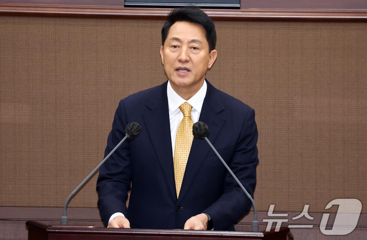 본문 이미지 - 오세훈 서울시장이 24일 오후 서울 중구 서울시의회에서 열린 334회 임시회 개회식에서 인사말을 하고 있다. 2026.2.24 ⓒ 뉴스1 최지환 기자