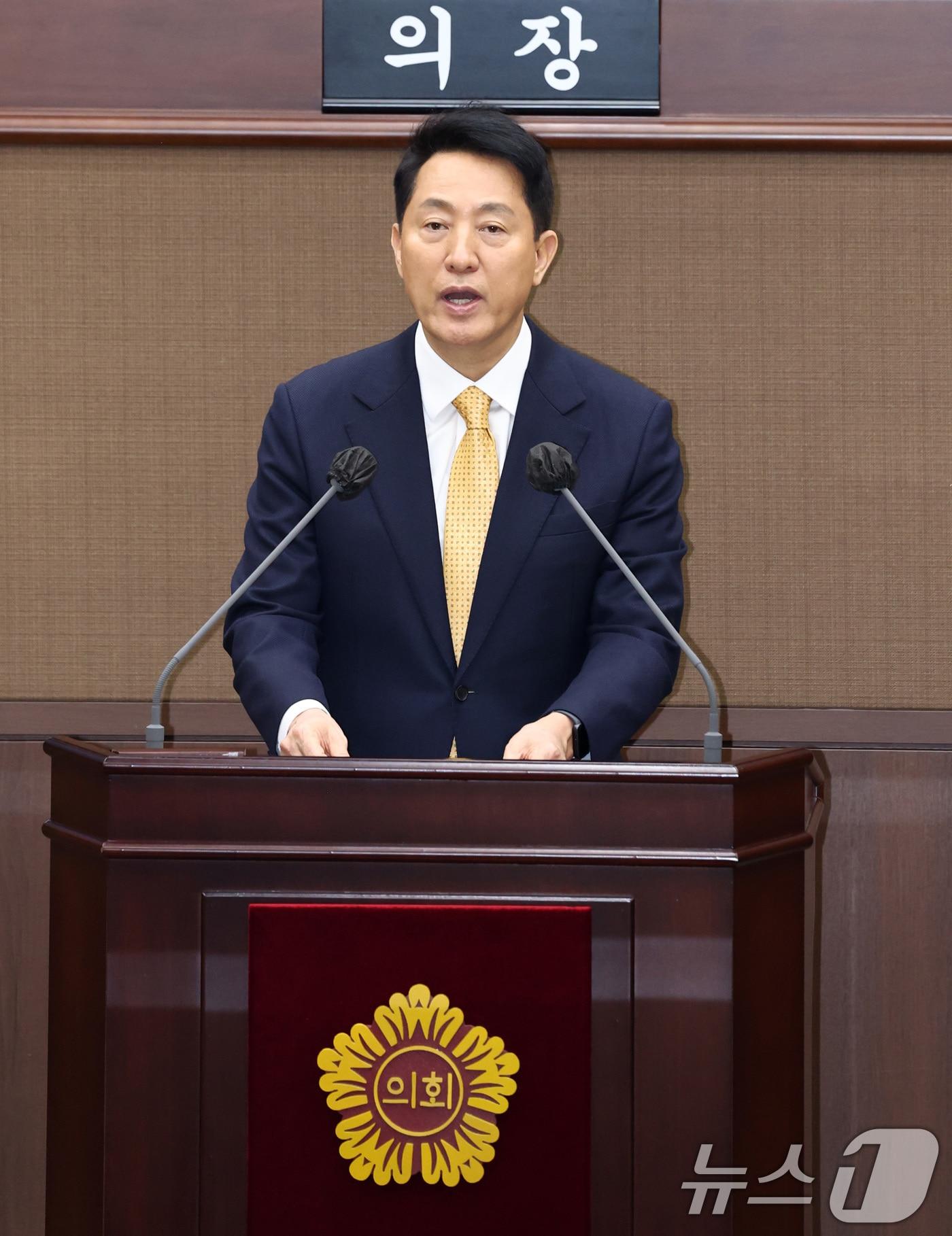 본문 이미지 - 오세훈 서울시장이 24일 오후 서울 중구 서울시의회에서 열린 334회 임시회 개회식에서 인사말을 하고 있다. 2026.2.24 ⓒ 뉴스1 최지환 기자