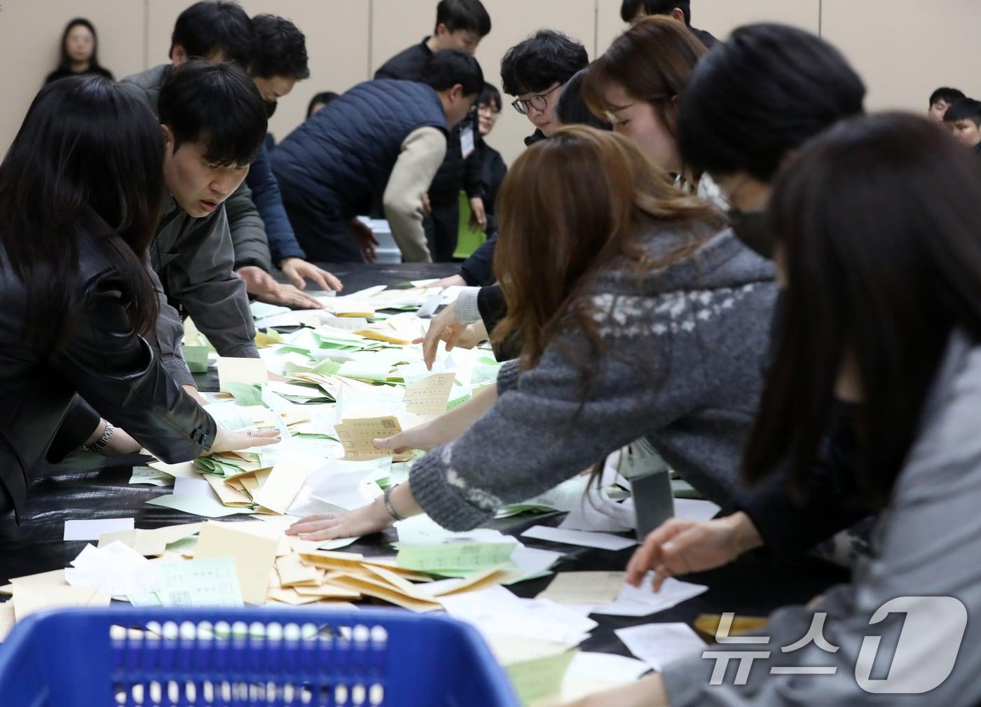 본문 이미지 - 부산 해운대구 벡스코 제2전시장에서 부산시선관위와 구·군선관위 직원들이 제9회 전국동시지방선거를 앞두고 모의 개표 실습을 하고 있다. 2026.2.24 ⓒ 뉴스1 윤일지 기자