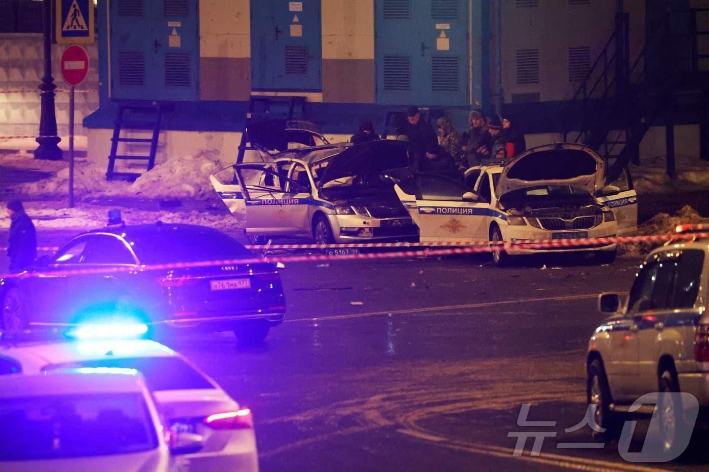 본문 이미지 - 러시아 경찰들이 2026년 2월 24일 모스크바에서 발생한 경찰 차량 폭발 현장에서 수사 작업을 벌이고 있다.2026.02.24.ⓒ AFP=뉴스1