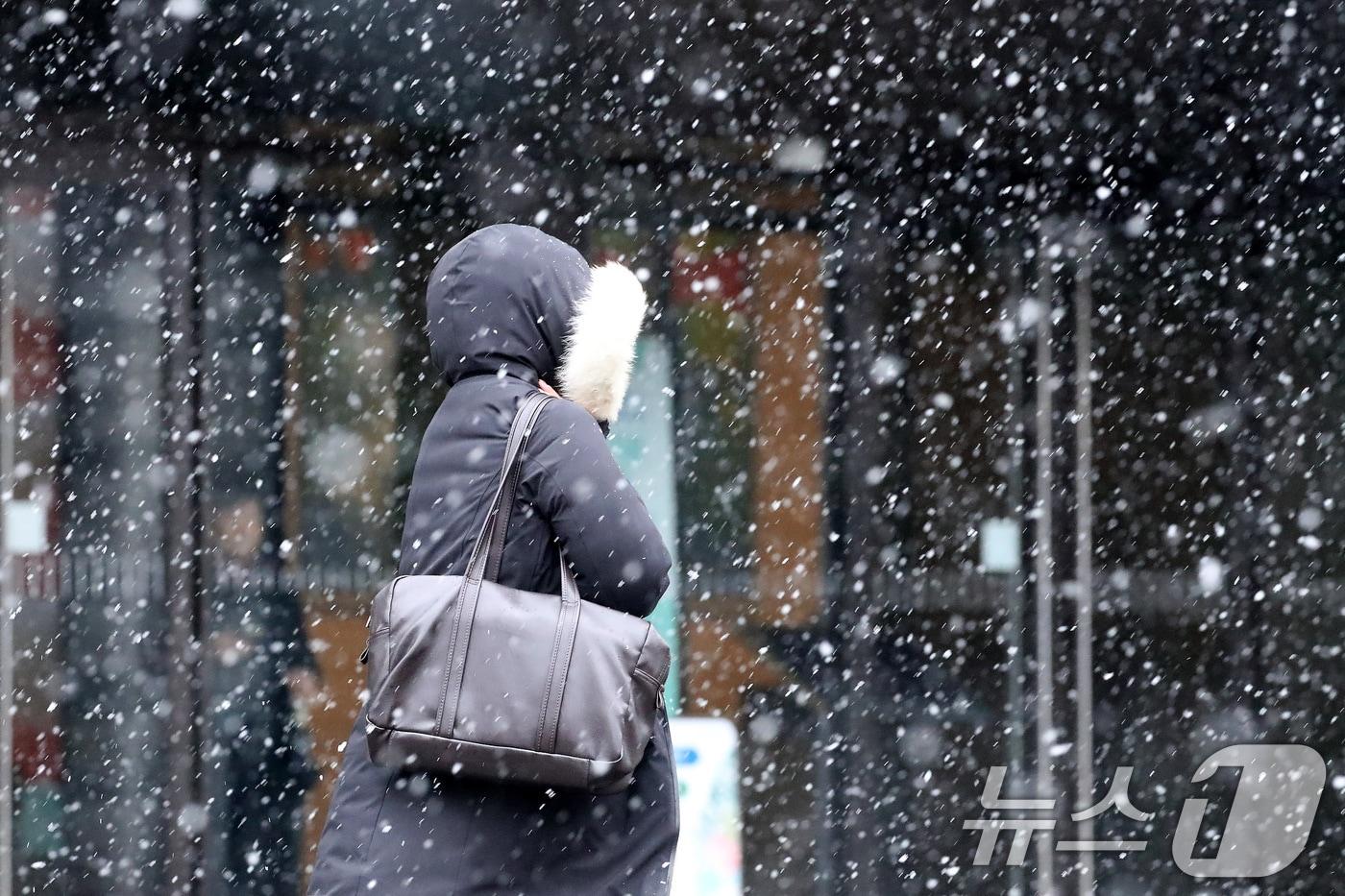 본문 이미지 - 24일 오후 대구 수성구 대구은행네거리 인근에서 미처 우산을 준비하지 못한 시민이 눈을 맞으며 발걸음을 재촉하고 있다. 2026.2.24 ⓒ 뉴스1 공정식 기자