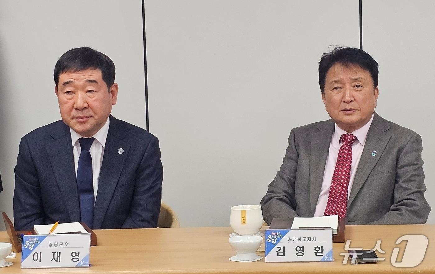 본문 이미지 - 김영환 충북지사(오른쪽)가 24일 증평군을 방문해 기자간담회를 하고 있다.2026.02.24.ⓒ 뉴스1 이성기 기자